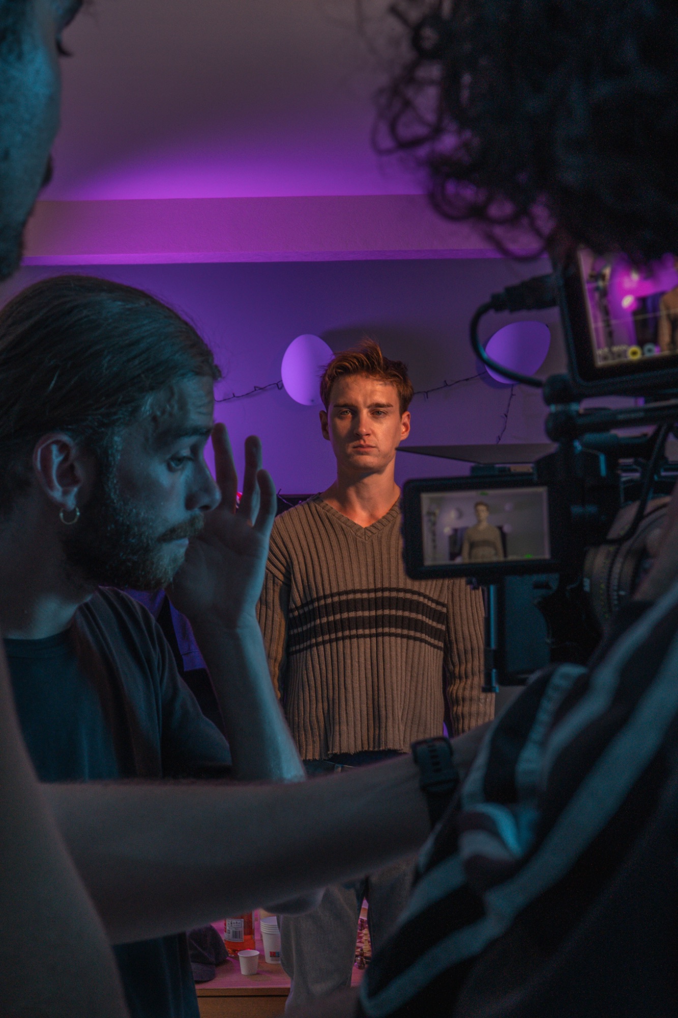 APORIE — coulisses, direction d'acteurs en lumière violette de soirée