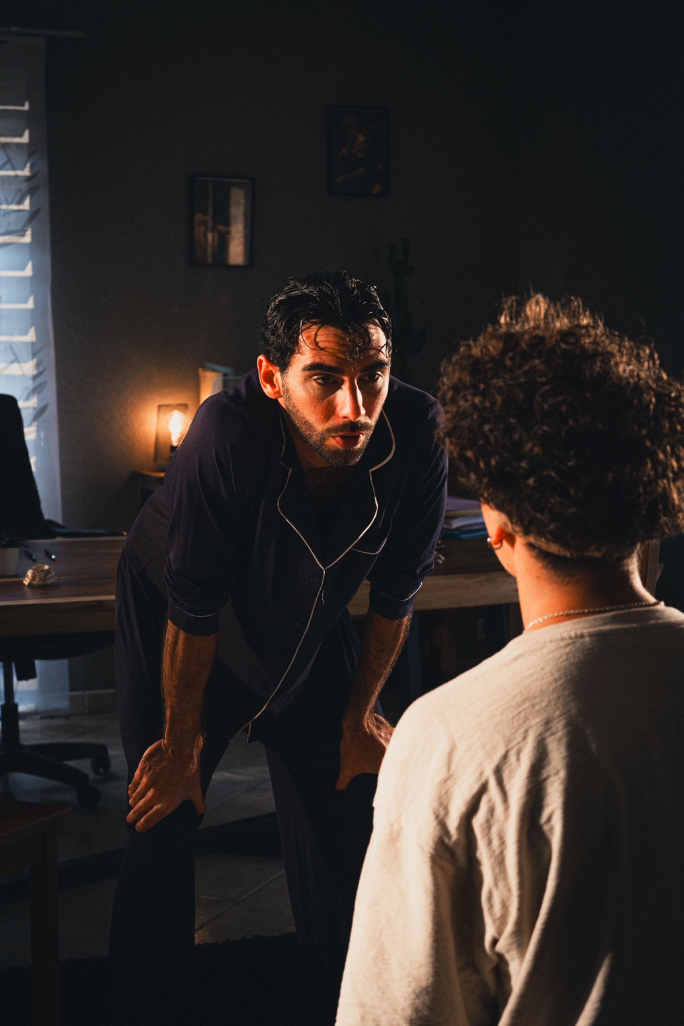APORIE — still cinéma, confrontation entre deux personnages, lumière tungstène