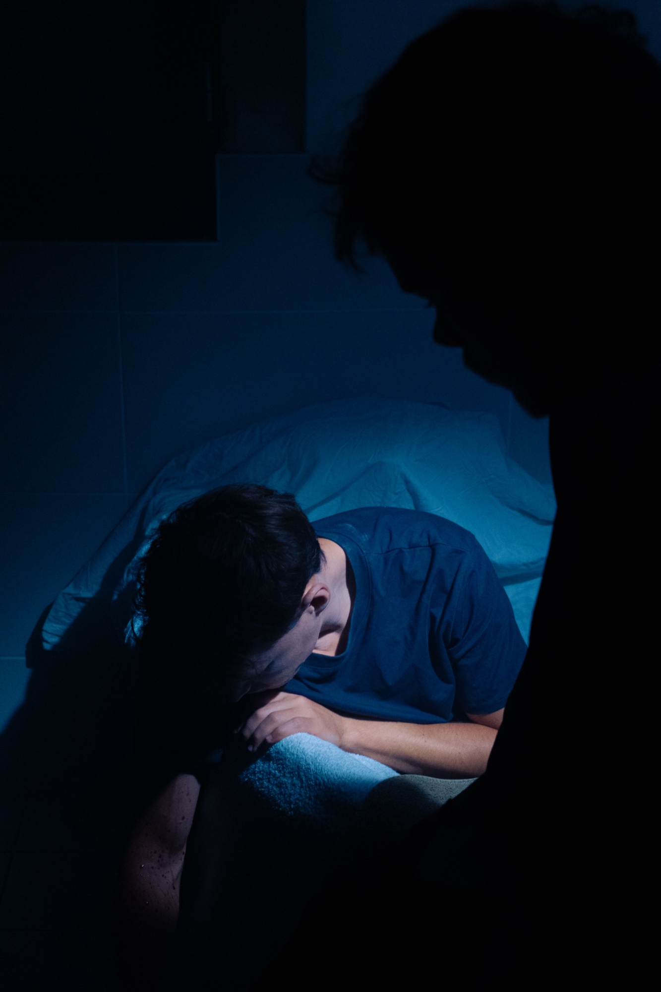 APORIE — still cinéma, scène de salle de bain, dominante bleu nuit