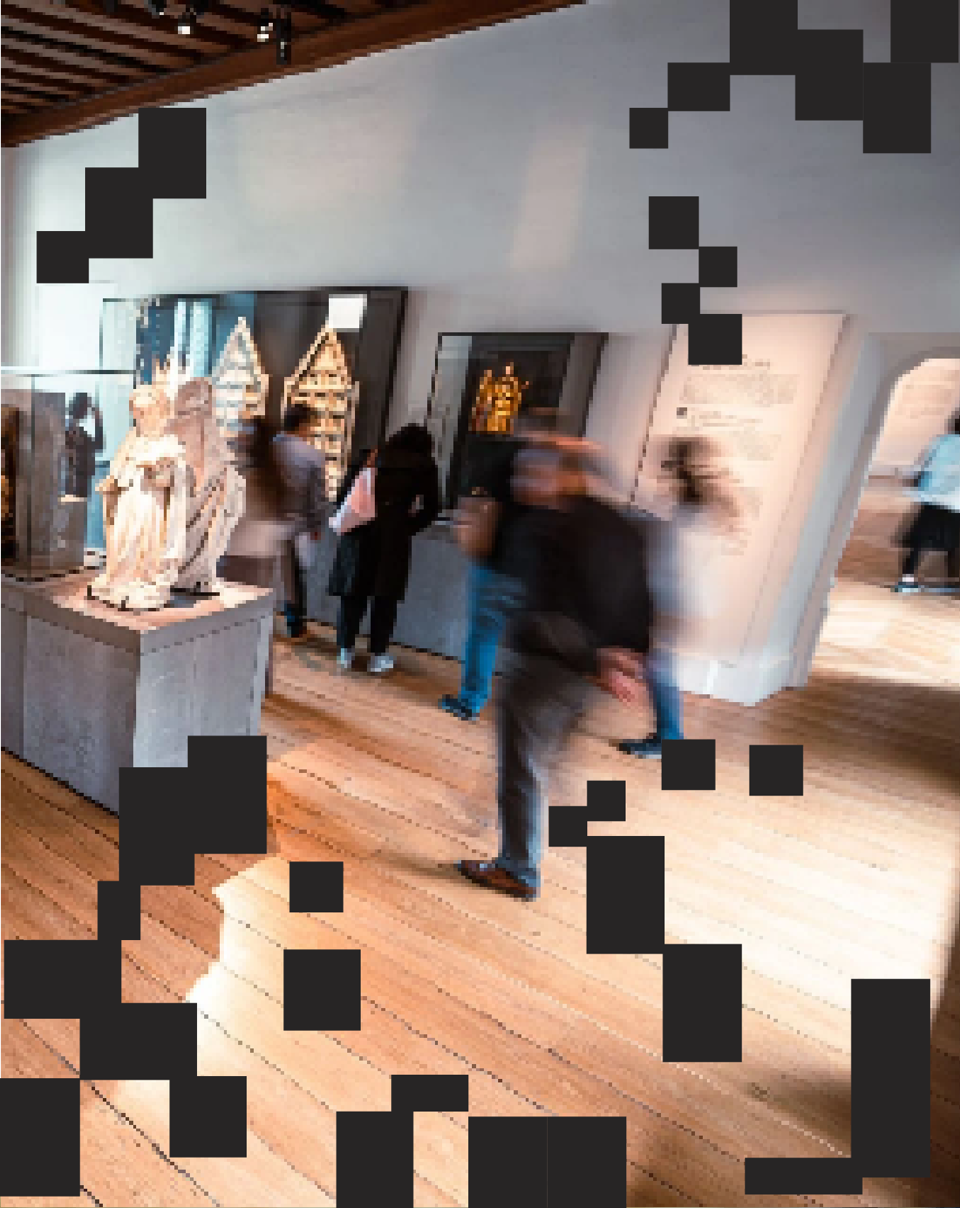 MUSÉE DE CLUNY — post réseaux sociaux, visiteurs en salle, motif pixelisé noir