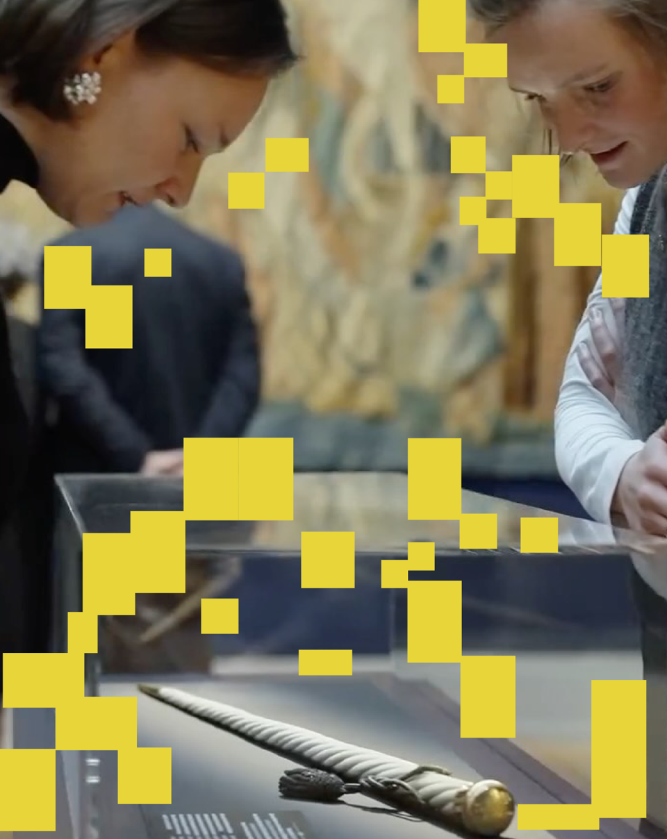 MUSÉE DE CLUNY — post réseaux sociaux, visiteurs penchés sur vitrine, motif pixelisé jaune