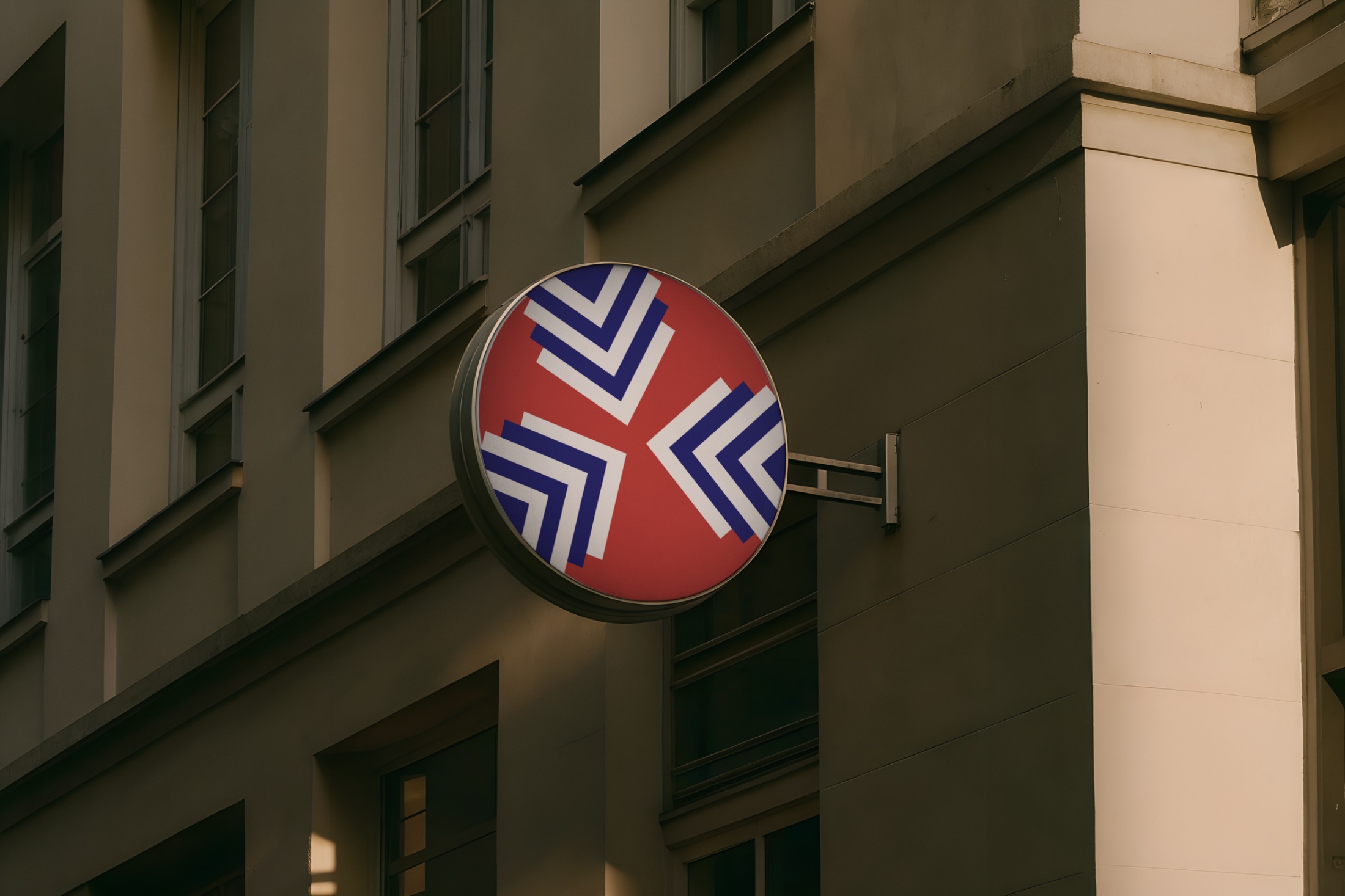 L'Écume & Le Blé — enseigne lumineuse circulaire en façade parisienne