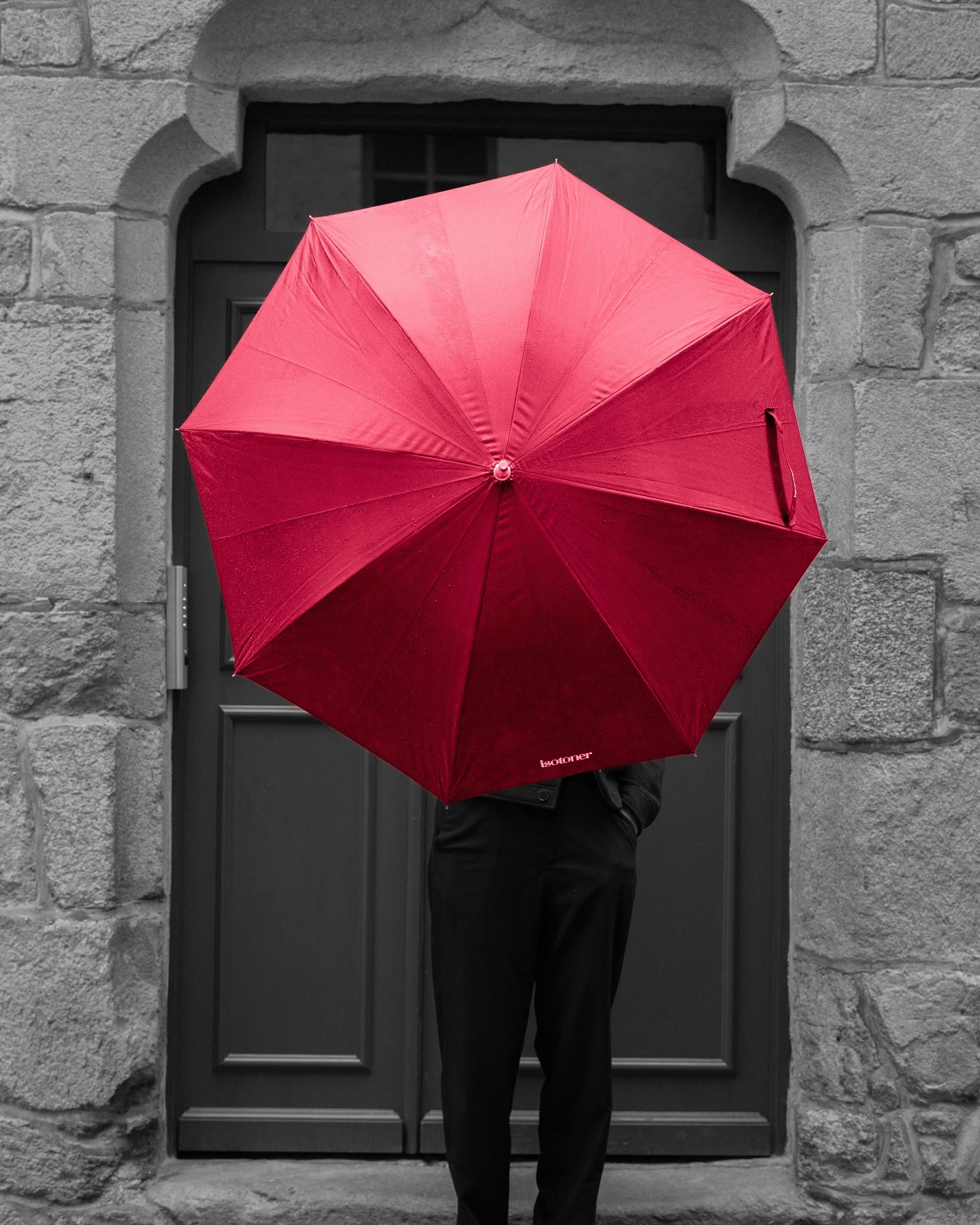 Parapluie rouge devant porte bretonne