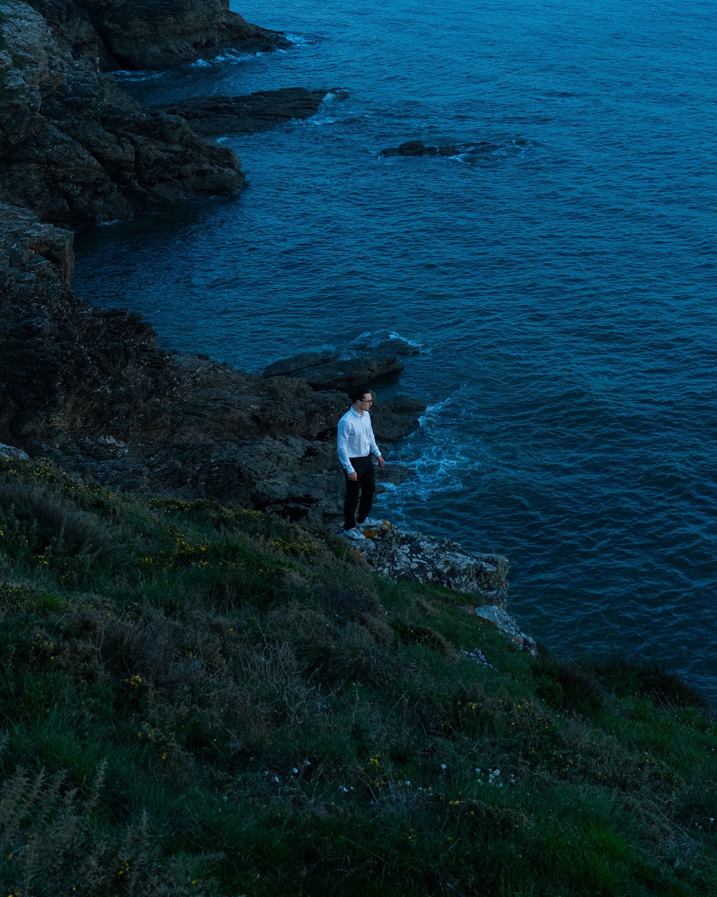 Silhouette sur la falaise bretonne, heure bleue