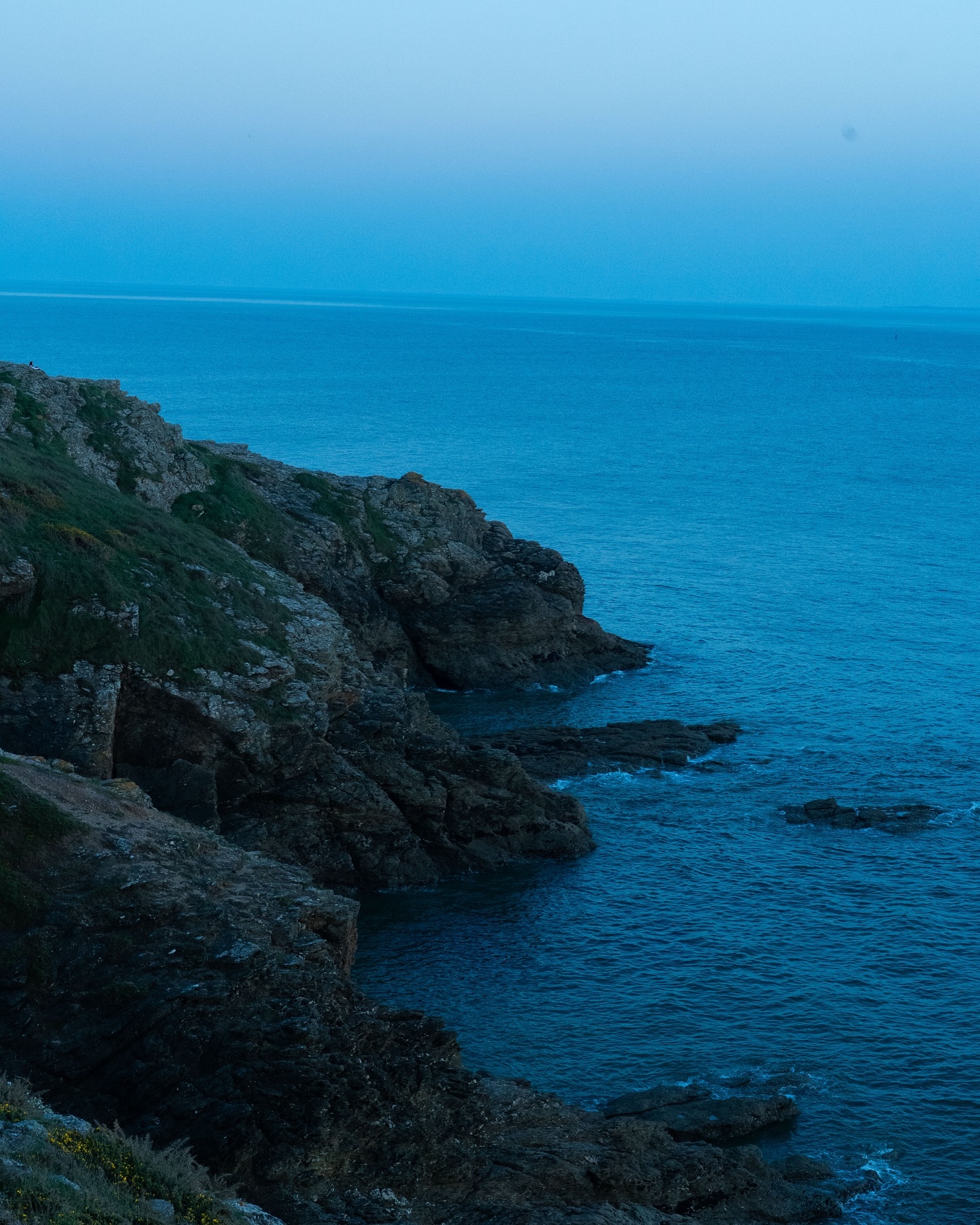 Falaises bretonnes au crépuscule