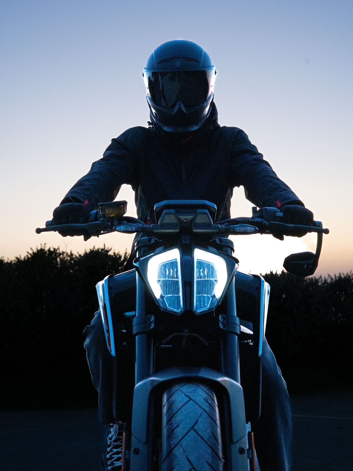 Motard KTM gros plan casque