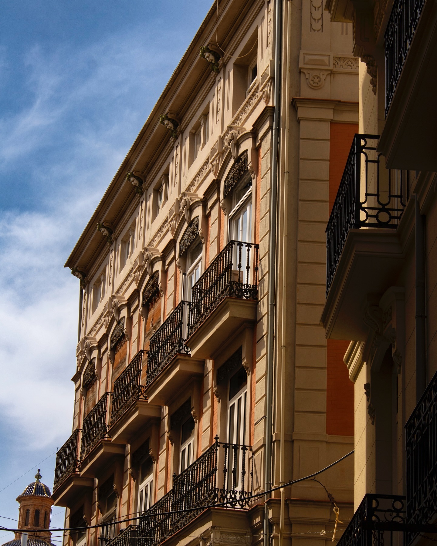 Façade espagnole, balcons et coupole