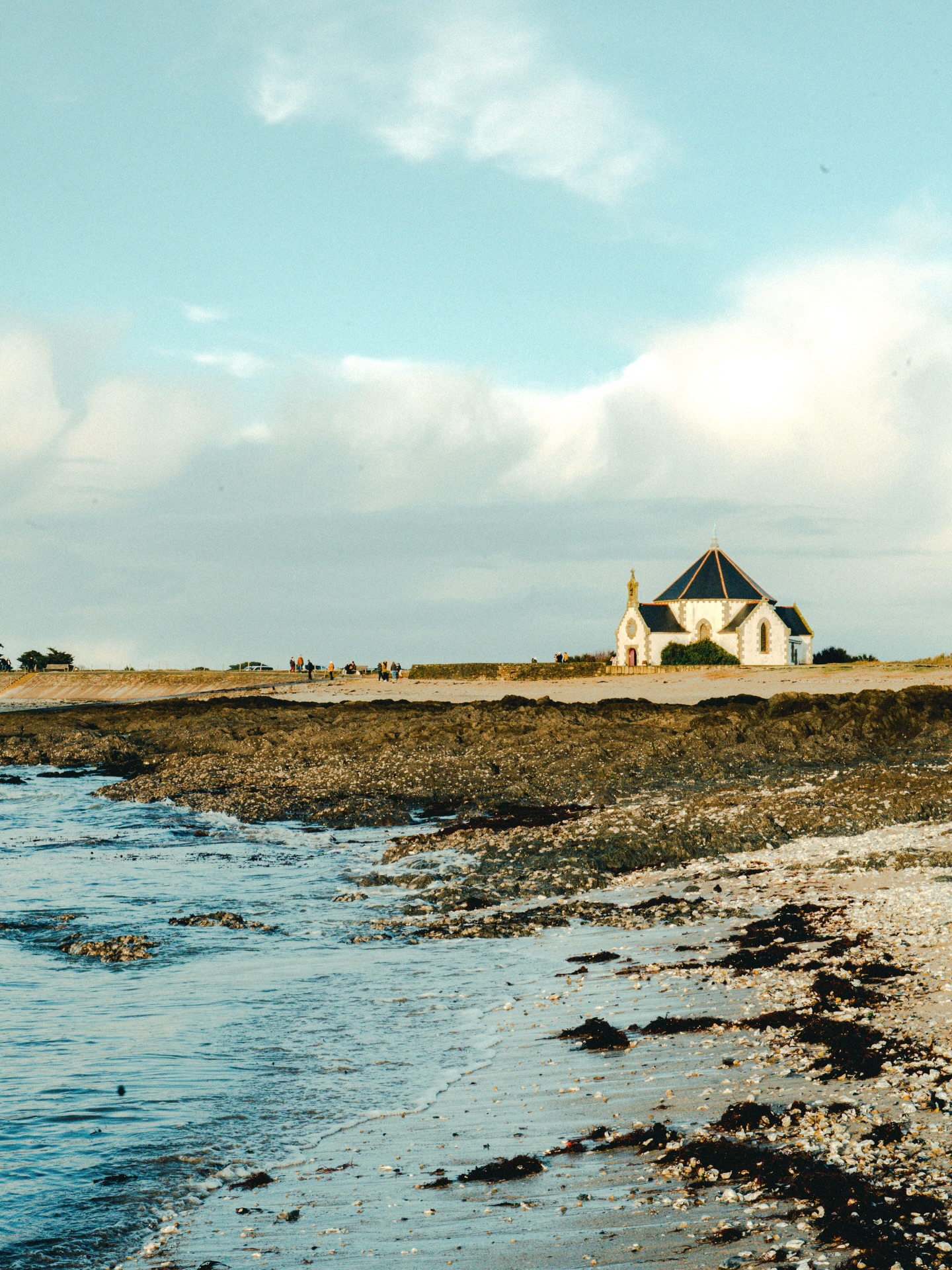 Chapelle bretonne au coucher de soleil